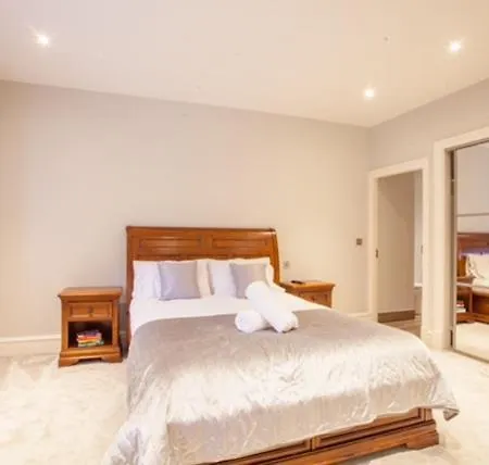 Stylish 2 Bedroom In Park Circus, West End Appartement