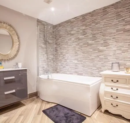 Stylish 2 Bedroom In Park Circus, West End Apartment Glasgow