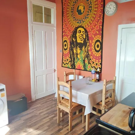 Spacious Flat In Bridgeton, * Glasgow