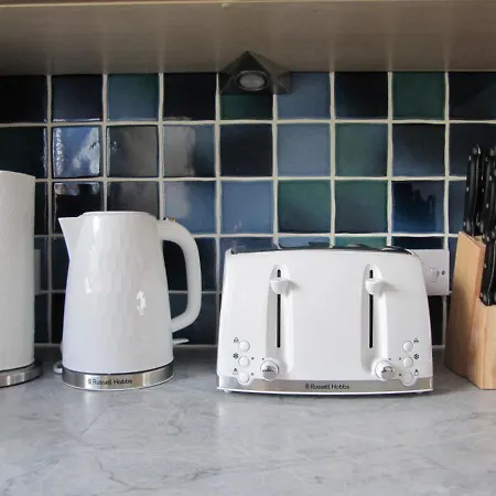 Cozy Off Road 2 Bedroom With Free Wi-fi And Private Parking Апартаменты *