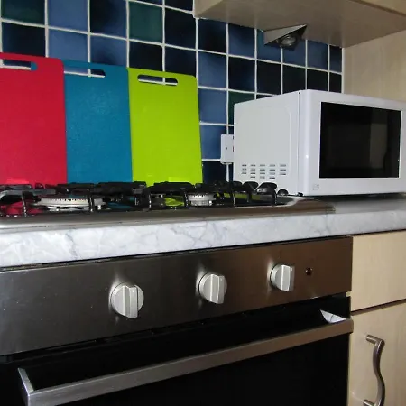 Cozy Off Road 2 Bedroom With Free Wi-fi And Private Parking *