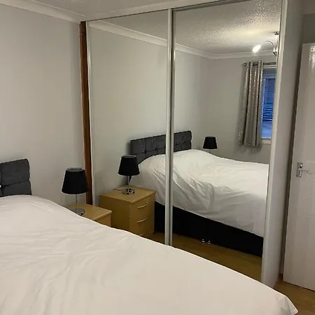 2 Bed Contemporary Free Parking Netflix Sleeps 4