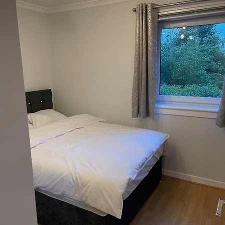 2 Bed Contemporary Free Parking Netflix Sleeps 4 *