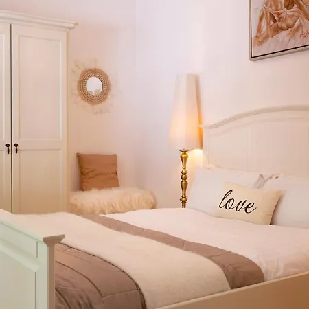 Stunning 4 Bedroom - Hot Tub & Sauna Villa *