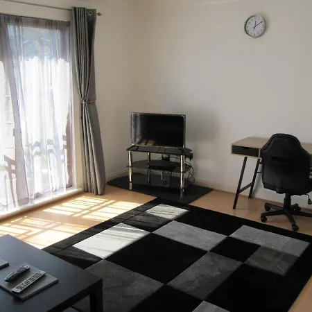 Cozy Off Road 2 Bedroom With Free Wi-fi And Private Parking Апартаменты