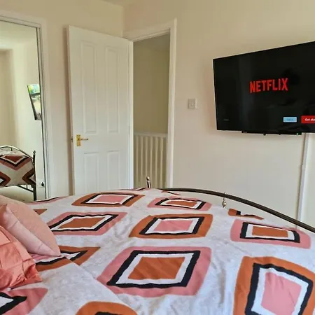 Homely Three Bed In Glasgow