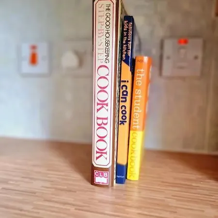 Homely Three Bed In グラスゴー