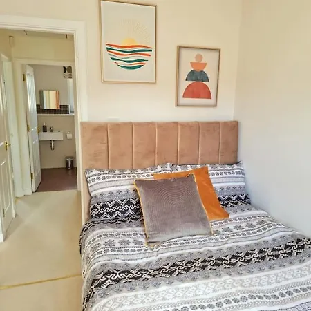 Homely Three Bed In Glasgow