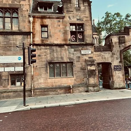 Designer House - Of / 'hillhead' West End G12 - Luxurious & Contemporary Detached House / Terrace / Garden / 'electric Car Charging' Garage Parking