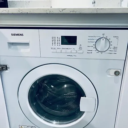 Designer House - Of / 'hillhead' West End G12 - Luxurious & Contemporary Detached House / Terrace / Garden / 'electric Car Charging' Garage Parking 글라스고