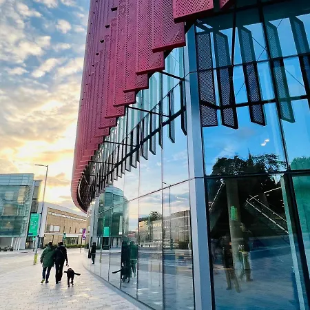 빌라 Designer House - Of / 'hillhead' West End G12 - Luxurious & Contemporary Detached House / Terrace / Garden / 'electric Car Charging' Garage Parking