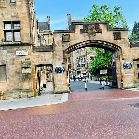 빌라 Designer House - Of / 'hillhead' West End G12 - Luxurious & Contemporary Detached House / Terrace / Garden / 'electric Car Charging' Garage Parking