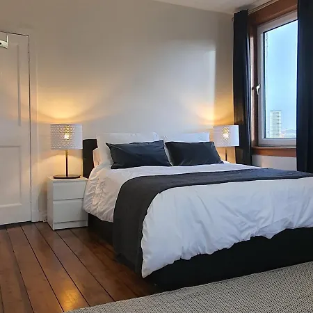 Apartment Large 3 Bed West End Free Parking & Electric Vehicle Point *