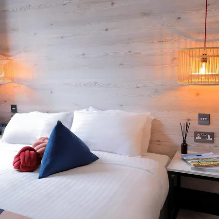 Hotel Revolver 4*