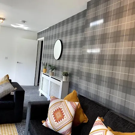 Modern 2 Bedroom Flat With Free Parking In Cambuslang,