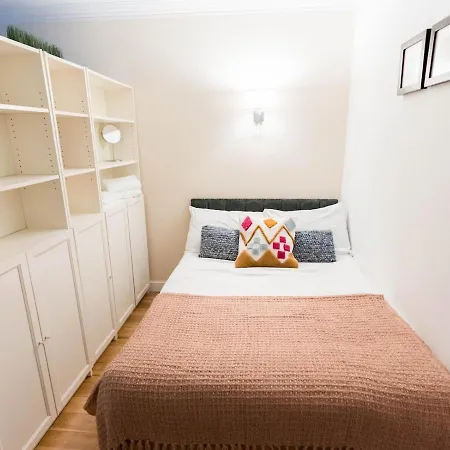 West End Kelvingrove Park Museum - Pass The Keys Глазго