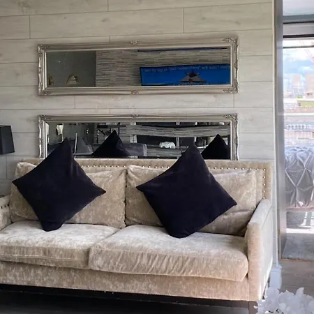 Two Bedroom Penthouse * Glasgow
