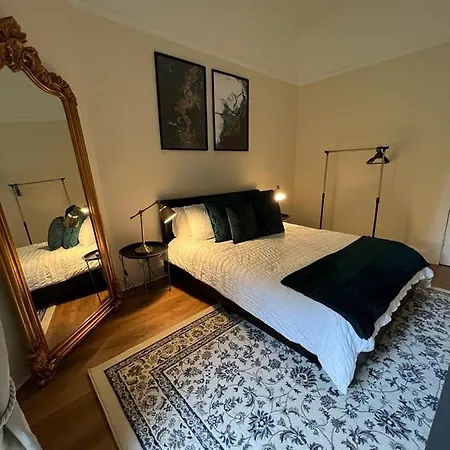 Victorian 3 Bedroom Main Door Flat, King Size Beds , Large *