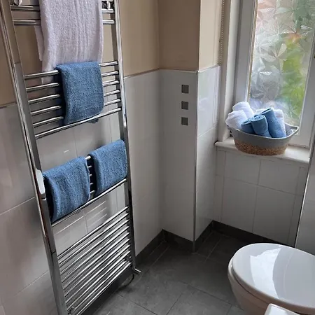 Victorian 3 Bedroom Main Door Flat, King Size Beds , Large * Glasgow