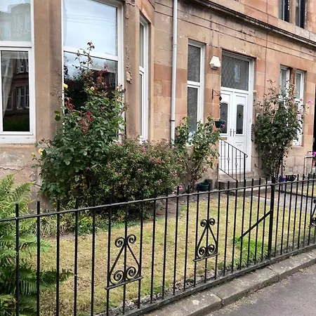 Victorian 3 Bedroom Main Door Flat, King Size Beds , Large Apartment