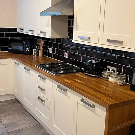 Victorian 3 Bedroom Main Door Flat, King Size Beds , Large Apartment *