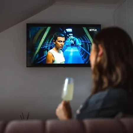 The West End Loft - 5* Retreat - Private Parking!