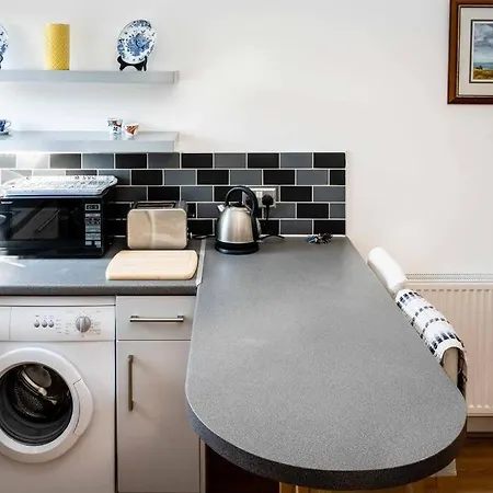 Charming 1-bed Southside Flat In Great Location Lägenhet