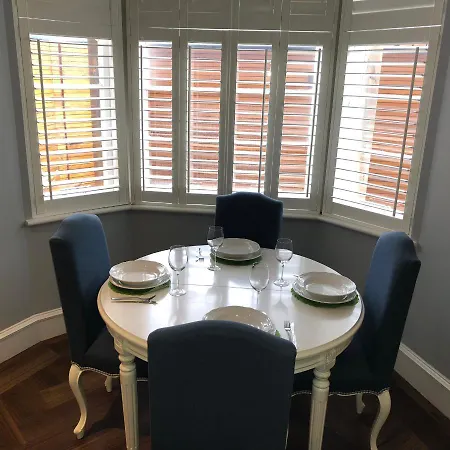 Stylish 2 Bedroom In Park Circus, West End Appartement