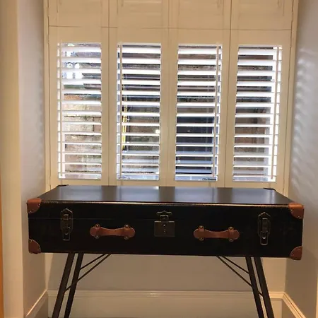 Stylish 2 Bedroom In Park Circus, West End Apartment *