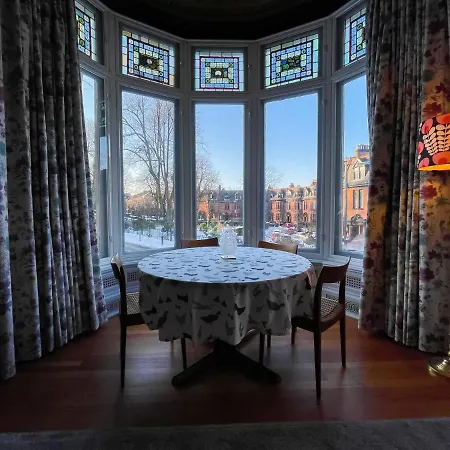 1 Bed Character Filled * גלאזגו