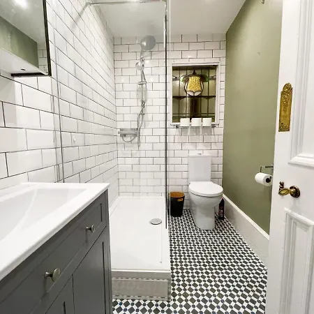 דירה 1 Bed Character Filled