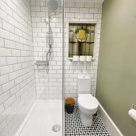 1 Bed Character Filled * גלאזגו