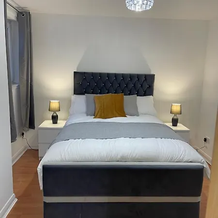Entire 2 Bedroom Beautiful Newly Furnished Flat Apartment Glasgow
