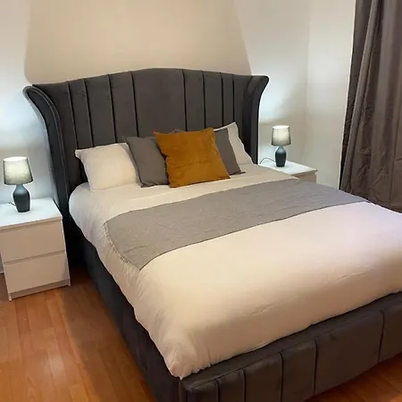 Entire 2 Bedroom Beautiful Newly Furnished Flat *