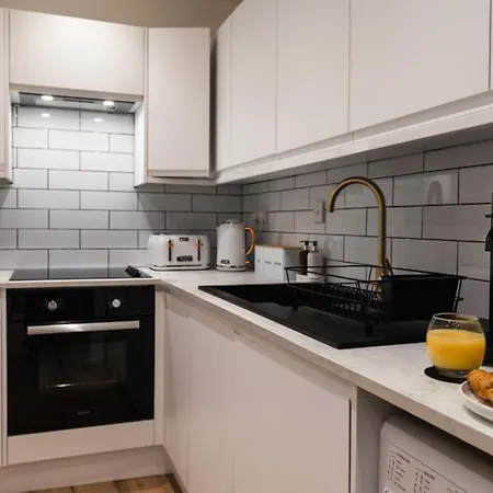 The Escape - 5* In The Heart Of Glasgow! *