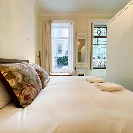 1 Bed Character Filled * גלאזגו