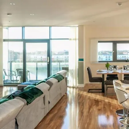 Apartment Stunning Sleeps 10 - Parking - Balcony