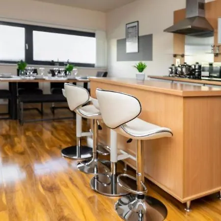 Stunning Sleeps 10 - Parking - Balcony Apartment