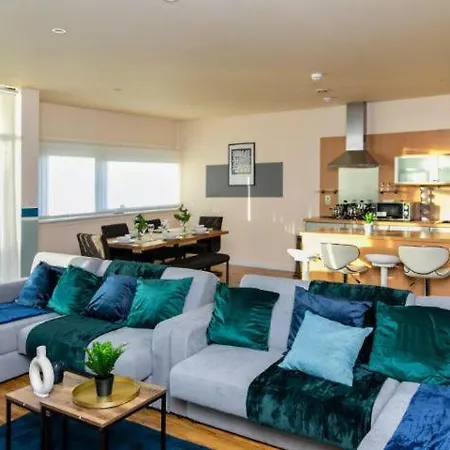 Stunning Sleeps 10 - Parking - Balcony