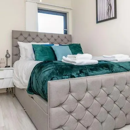 Stunning Sleeps 10 - Parking - Balcony * Glasgow