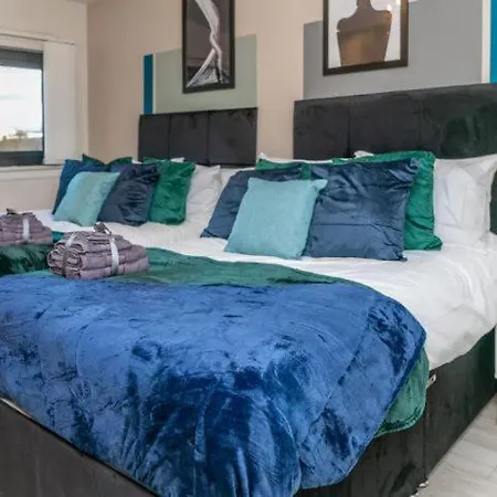 Apartment Stunning Sleeps 10 - Parking - Balcony *