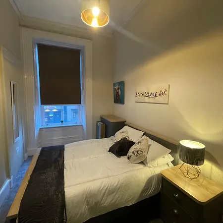 Traditional 5 Bedroom Centre * גלאזגו