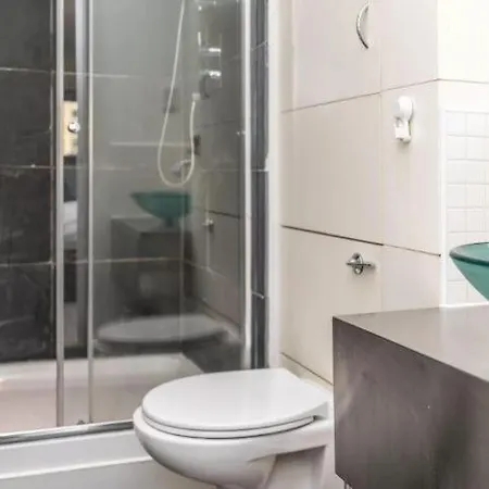 Stunning Sleeps 10 - Parking - Balcony Glasgow