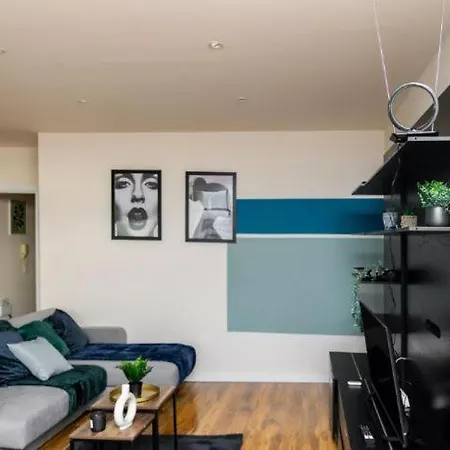 Stunning Sleeps 10 - Parking - Balcony Apartment *