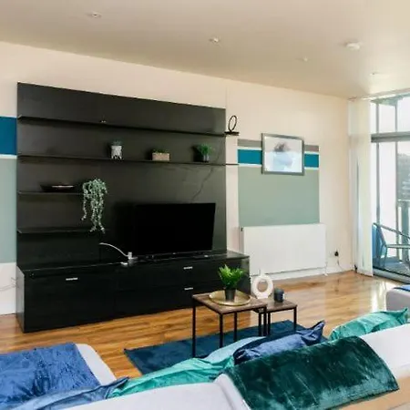 Stunning Sleeps 10 - Parking - Balcony Apartment Glasgow