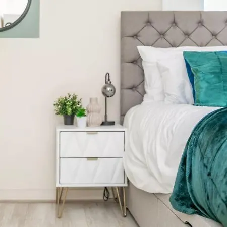 Apartment Stunning Sleeps 10 - Parking - Balcony Glasgow