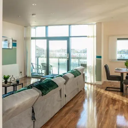 Stunning Sleeps 10 - Parking - Balcony Apartment Glasgow