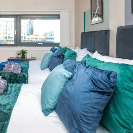Stunning Sleeps 10 - Parking - Balcony * Glasgow