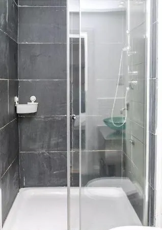Stunning Sleeps 10 - Parking - Balcony Apartment