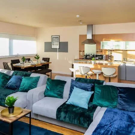 Apartment Stunning Sleeps 10 - Parking - Balcony Glasgow